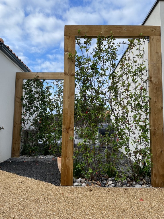 Création de terrasse bois avec claustra brise vue à Gujan-Mestras - Travaux  d'aménagement extérieur en Gironde - Bardo Paysage