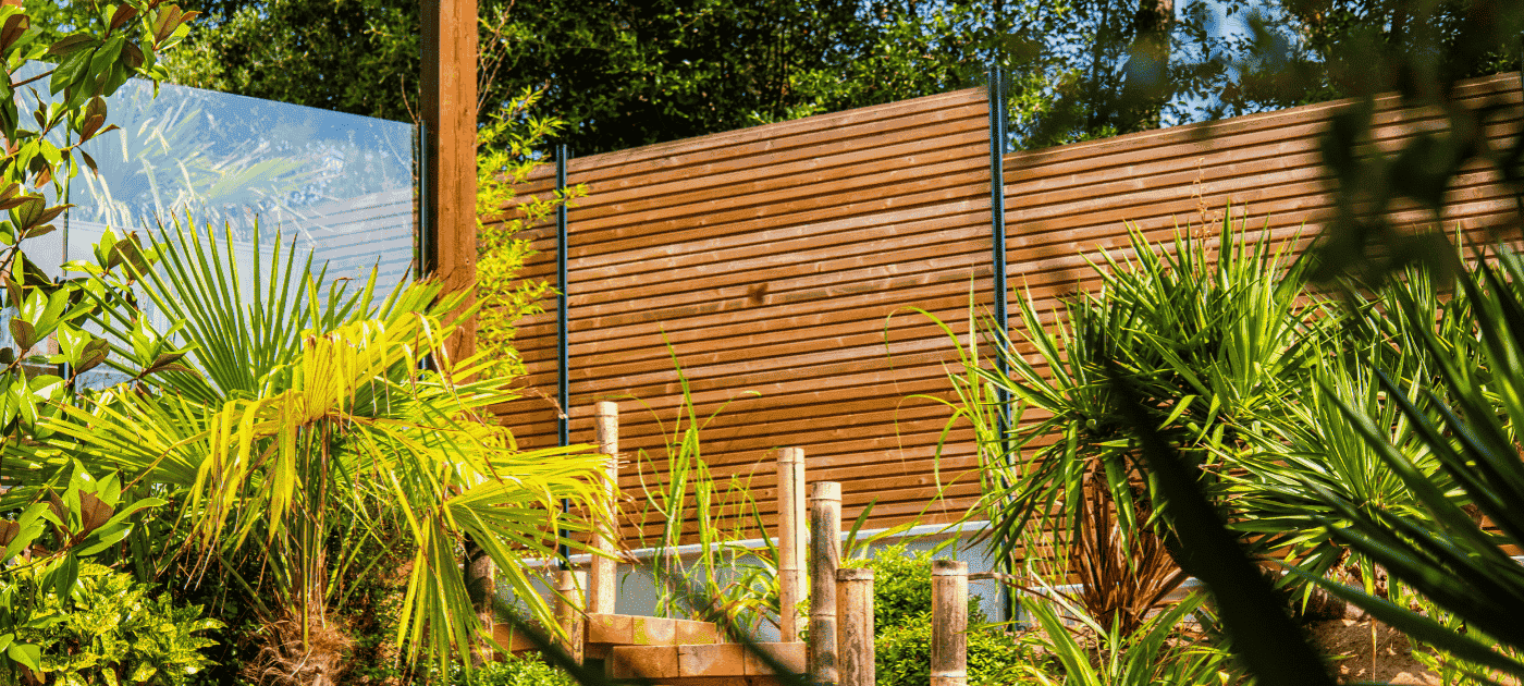 claustra en bois brise vue original dans un jardin luxuriant au jardin des reves paysagiste pornic et la plaine sur mer, paysagiste saint brevin