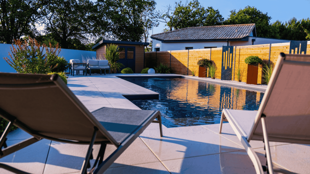 Piscine et terrasse avec eclairages de nuit et massifs. au jardin des reves aménagement extérieur pornic