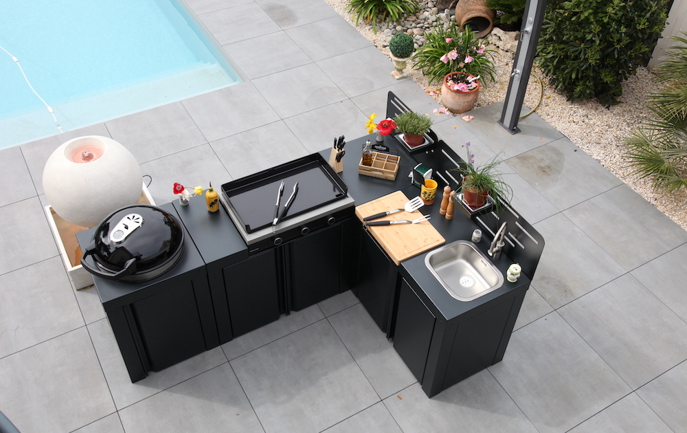 Cuisine extérieure sur terrasse carrelage devant une piscine, jardin de reve création au jardin des reves