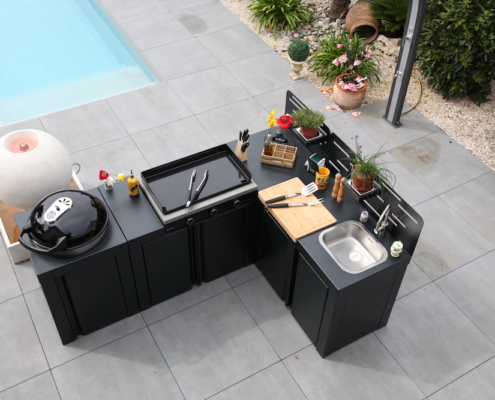 Cuisine extérieure sur terrasse carrelage devant une piscine, jardin de reve création au jardin des reves